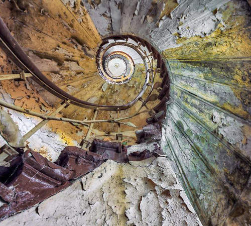 好可怕系列《廢墟樓梯》雖然有詭異美也不想爬 好可怕系列《廢墟樓梯》雖然有詭異美也不想爬