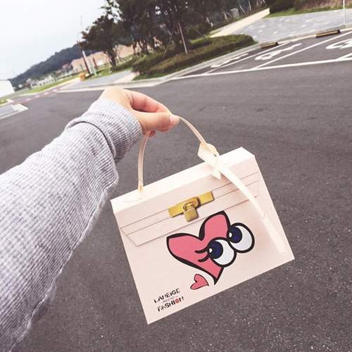 韓國人氣大眼睛《LANEIGE x PLAY NO MORE》聯名彩妝推出 連外盒都做得跟包包一樣 韓國人氣大眼睛《LANEIGE x PLAY NO MORE》聯名彩妝推出 連外盒都做得跟包包一樣