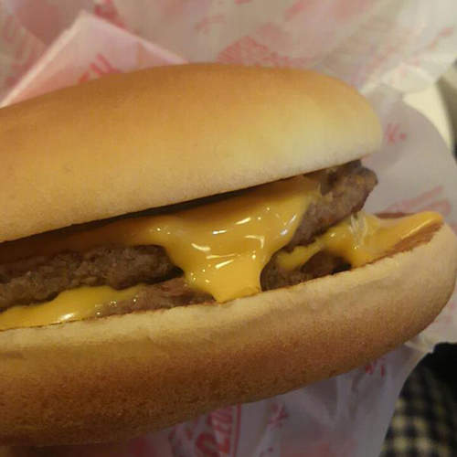 日本《麥當勞吉事漢堡之謎》雙層吉事堡為什麼比兩個吉事漢堡還貴咧? 日本《麥當勞吉事漢堡之謎》雙層吉事堡為什麼比兩個吉事漢堡還貴咧?