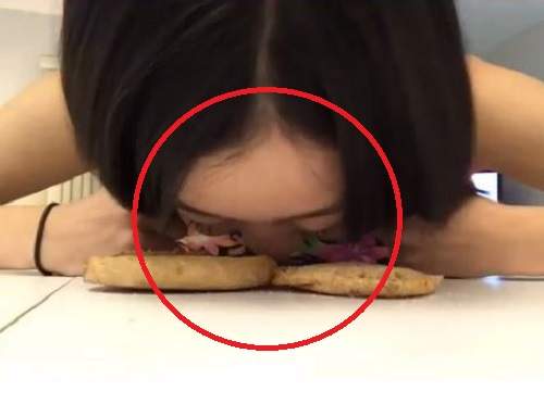 Instagram上的神祕《麵包臉》女子　用臉壓麵包竟然莫名療癒......