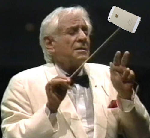 《指揮家自拍棒》高昂的旋律下我忍不住按下了快門〝啪滋〞