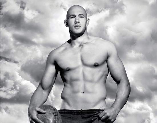 運動員裸體欣賞《法國體育場之神》年曆 好肉體不看嗎?  運動員裸體欣賞《法國體育場之神》年曆 好肉體不看嗎?