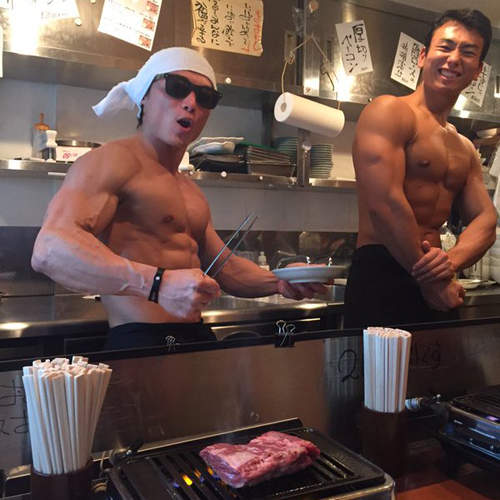 《肌肉男燒肉屋》所以店員的肉肉也有提供嗎 (//▽//)嗯？www