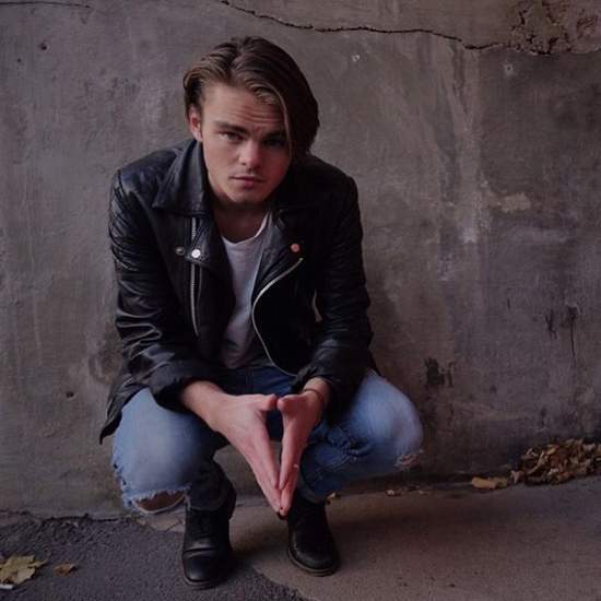 真的不是李奧納多?簡直像是鐵達尼裡走出來的男模 真的不是李奧納多?簡直像是鐵達尼裡走出來的男模