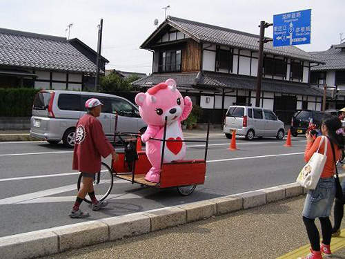 《收工的吉祥物》怎麼看起來都像是犯人遊街示眾啊XD