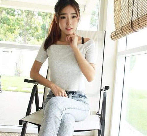 《大馬粗眉妹黃薏玲》人長的可愛也不怕被毛毛搶戲啦