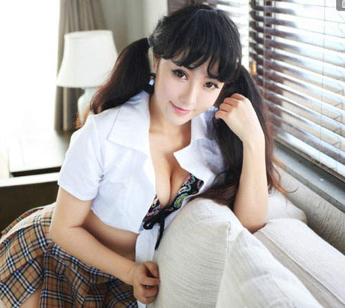 《雙馬尾正妹》忍不住會一直盯著瑪魯娜的翹臀美尻 《雙馬尾正妹》忍不住會一直盯著瑪魯娜的翹臀美尻