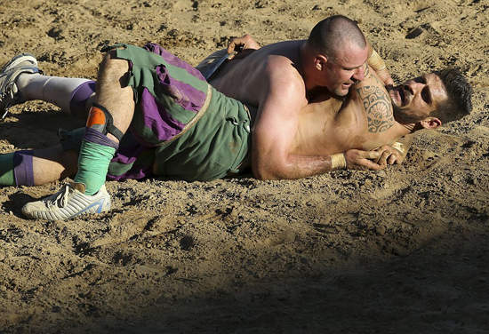 踢打咬踹樣樣來《義大利古足球》媲美格鬥的激情足球