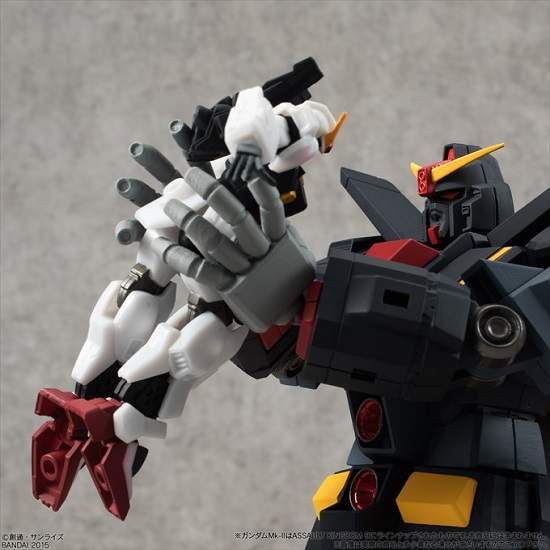 巨大食玩模型《精神力鋼彈》來玩舉高高(`･∀･)