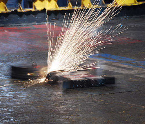 《RoboGames2015》火花與碎片噴灑會場的機器人大戰 《RoboGames2015》火花與碎片噴灑會場的機器人大戰