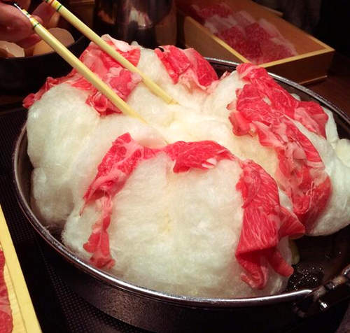 話題美食《棉花糖壽喜燒》棉花糖融化之前可能就被吃完惹吧（喂）