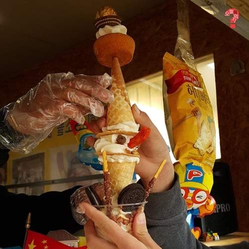 《韓國冰淇淋這樣吃》是疊越高越好吃的概念嗎XD 《韓國冰淇淋這樣吃》是疊越高越好吃的概念嗎XD