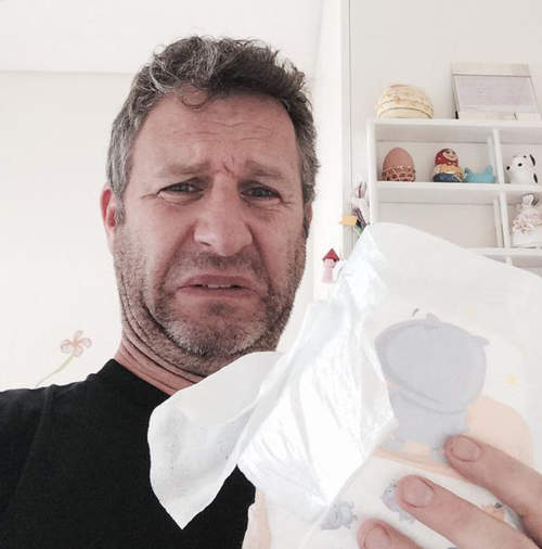 奶爸流行中《臭臭自拍照》味道好像透過照片傳過來了(捏鼻) 奶爸流行中《臭臭自拍照》味道好像透過照片傳過來了(捏鼻)