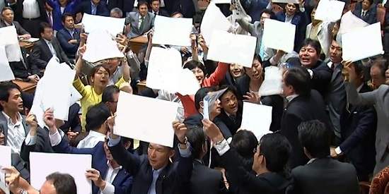 《日本國會抗議騷動》成為最佳惡搞素材? 《日本國會抗議騷動》成為最佳惡搞素材?