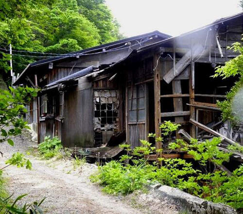 【衝擊】廢墟系旅館《喜樂旅館》這...真的能住人嗎(ﾟﾛﾟ屮)屮