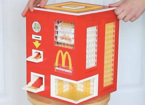 樂高迷用樂高自製《麥克雞塊自動販賣機》掉出來的雞塊可以吃唷