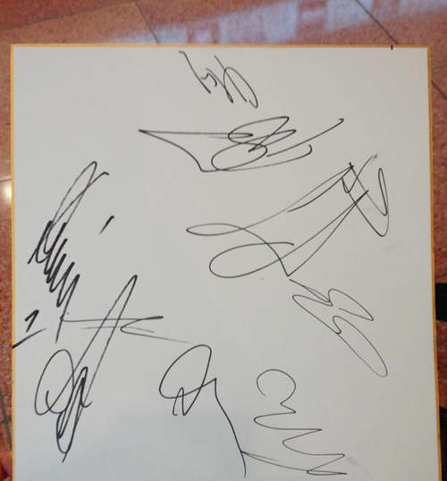 《職業足球員的簽名》說是小學生塗鴉我也信……