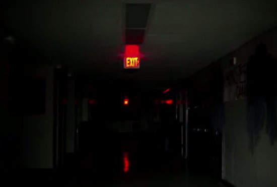 恐怖電影《絞刑台》每個學校都有自己的鬼故事... 恐怖電影《絞刑台》每個學校都有自己的鬼故事...