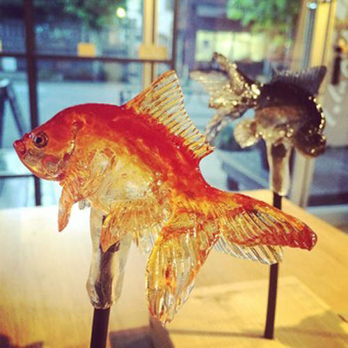 《金魚棒棒糖》逼真到不敢放進嘴巴裡啊～