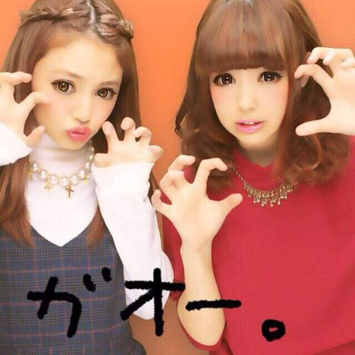 男生無法理解的《女生拍照姿勢》啊不就只是一片海苔嗎ww(咦) 男生無法理解的《女生拍照姿勢》啊不就只是一片海苔嗎ww(咦)