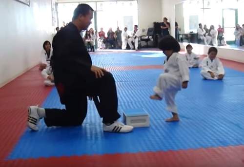 網路萌話題《踩不破板子的小男孩》奇怪人家很用力踩了阿（困惑）