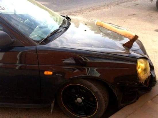 《戰鬥民族的警告》一般人是不會拿這東西砸車的吧...