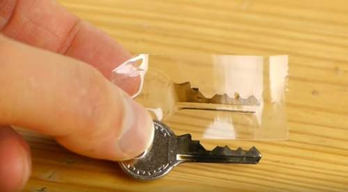 好孩子不能學《超簡易自製鑰匙法》只能用在危急時刻使用知道嘛 好孩子不能學《超簡易自製鑰匙法》只能用在危急時刻使用知道嘛