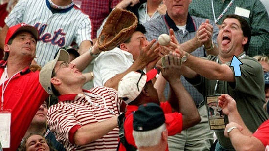 《棒球迷的爆笑動圖》棒球場上的老大哥正看著你（指）