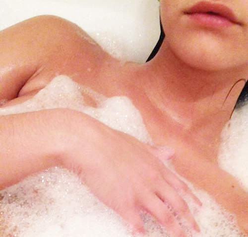 《曬泡泡浴照》美女們洗澡時也愛自拍 《曬泡泡浴照》美女們洗澡時也愛自拍