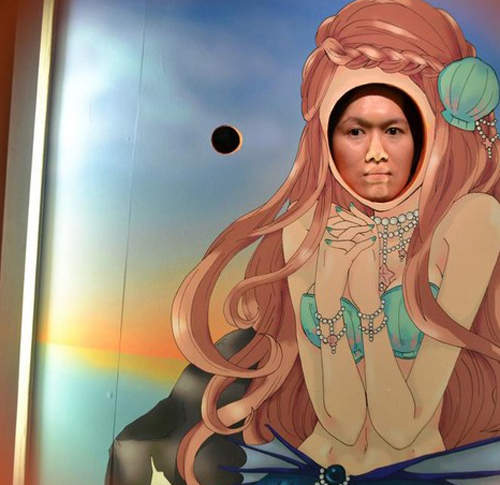 《留影板合照哥》他可是拍過2100個留影板的拍照達人喔