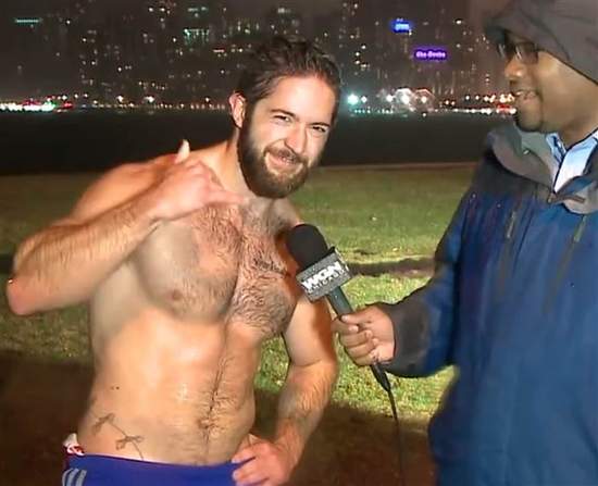 芝加哥《冬天裸身淋雨慢跑猛男》而且人家還單身喔♥ 芝加哥《冬天裸身淋雨慢跑猛男》而且人家還單身喔♥