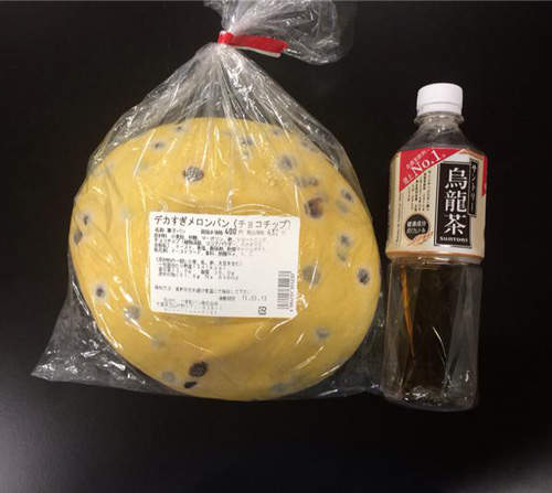 《巨大菠蘿麵包》一個就有七碗飯的熱量啊.... 《巨大菠蘿麵包》一個就有七碗飯的熱量啊....