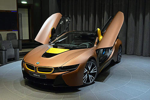 有點黃《BMW i8》在阿布達比這樣才拉風？
