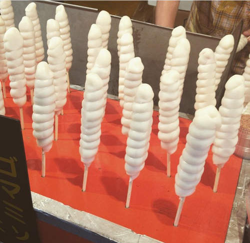 日本攤販美食《麻糬熱狗》形狀害羞(?)但也默默成為祭典定番 日本攤販美食《麻糬熱狗》形狀害羞(?)但也默默成為祭典定番