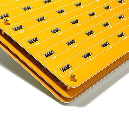 有 49 孔的《USB 充電集線器》最誇張的是插滿的樣子