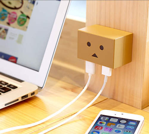 《阿愣 AC 轉 USB 充電器》看著阿愣也可以順便幫壞心情充電喔 《阿愣 AC 轉 USB 充電器》看著阿愣也可以順便幫壞心情充電喔