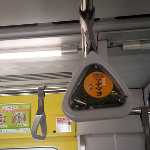 《爆笑電車事件簿》是誰把飯糰放在吊環裡的啦wwww