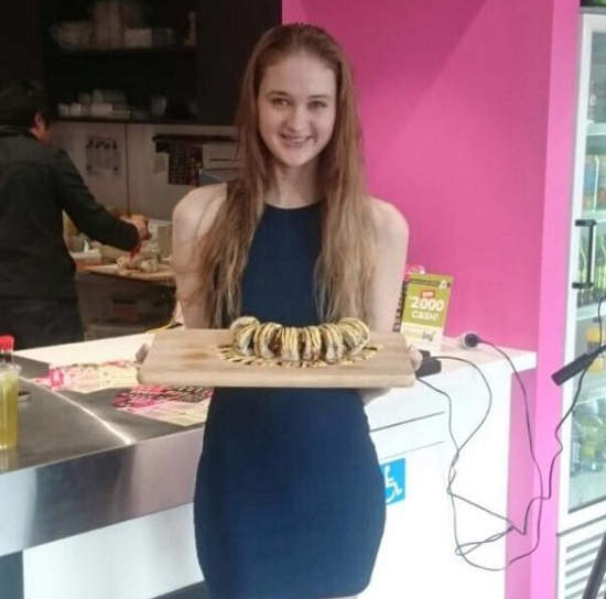 《網路宅神人》紐西蘭大胃王女模Nela Zisser真的好能吃