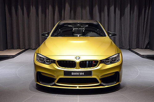 不低調《BMW M4 Coupe》黃色新衣阿布達比上身