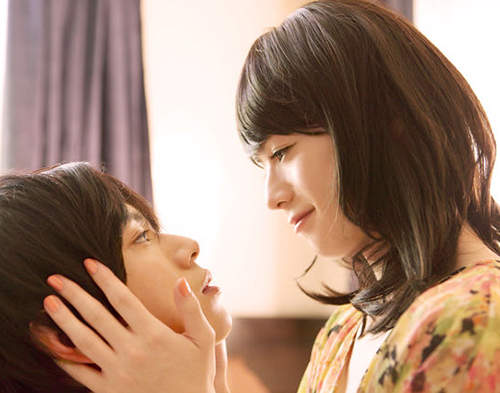 BL漫畫《在宇田川町等我喔。》KISS前的唯美女裝劇照公開 