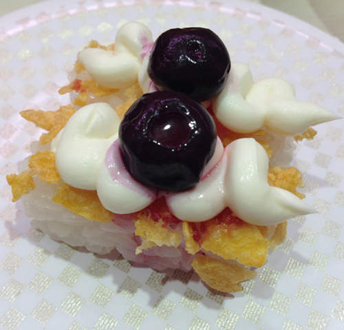 《起司藍莓壽司》迴轉壽司史上最危險的口味誕生... 《起司藍莓壽司》迴轉壽司史上最危險的口味誕生...