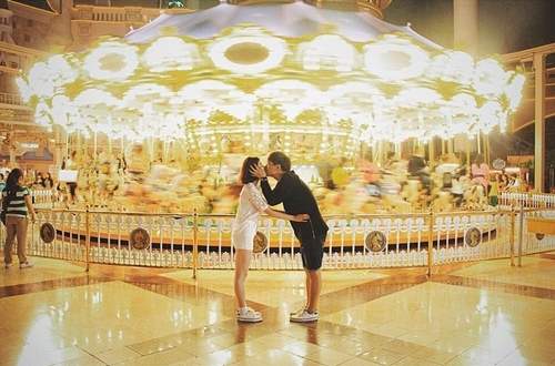 《情侶愛在旋轉木馬前做的事》不要剝奪我玩樂的興致阿阿(眼神死) 《情侶愛在旋轉木馬前做的事》不要剝奪我玩樂的興致阿阿(眼神死)