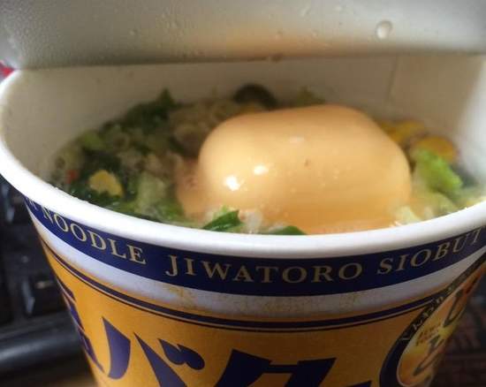 《最近的泡麵很大方》竟然附這麼大塊的奶油？