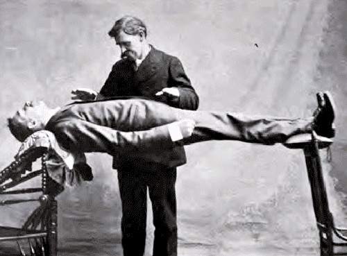 好可怕系列《催眠意外事件》沉睡中的被催眠者們究竟發生什麼事? 好可怕系列《催眠意外事件》沉睡中的被催眠者們究竟發生什麼事?