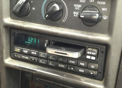 《把IPHONE亂插的結果》年輕人已經不認識的錄音帶插槽了？