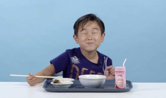 《美國小孩吃其他國家學校午餐》吃個午餐哪來這麼多表情 《美國小孩吃其他國家學校午餐》吃個午餐哪來這麼多表情