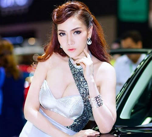 《大馬超辣車模Bai Yok》性感低胸讓我忍不住ლ(・ω・ლ)