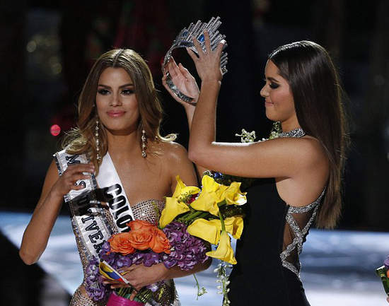 史上最尷尬《環球小姐》第一名給錯人 請把王冠拔下來... 史上最尷尬《環球小姐》第一名給錯人 請把王冠拔下來...