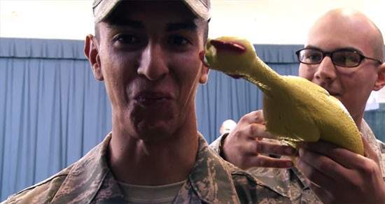 美軍版《不能笑系列》？ 超兇狠的美國空軍入隊儀式