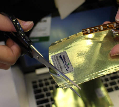 超神奇《ProLogium超薄軟版電池》拿剪刀亂剪也照樣輕鬆供電